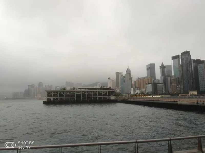 香港 清晨的灣仔碼頭 & 金紫荊廣場