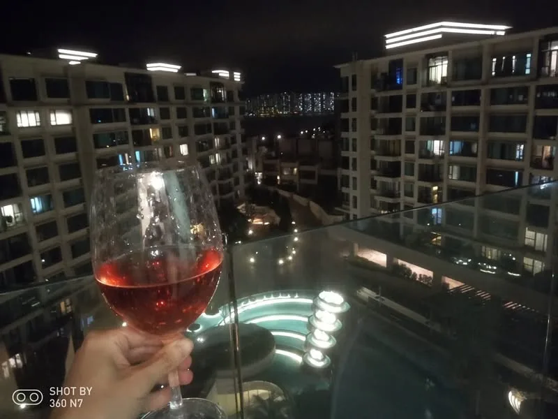 香港 週末夜，獨酌