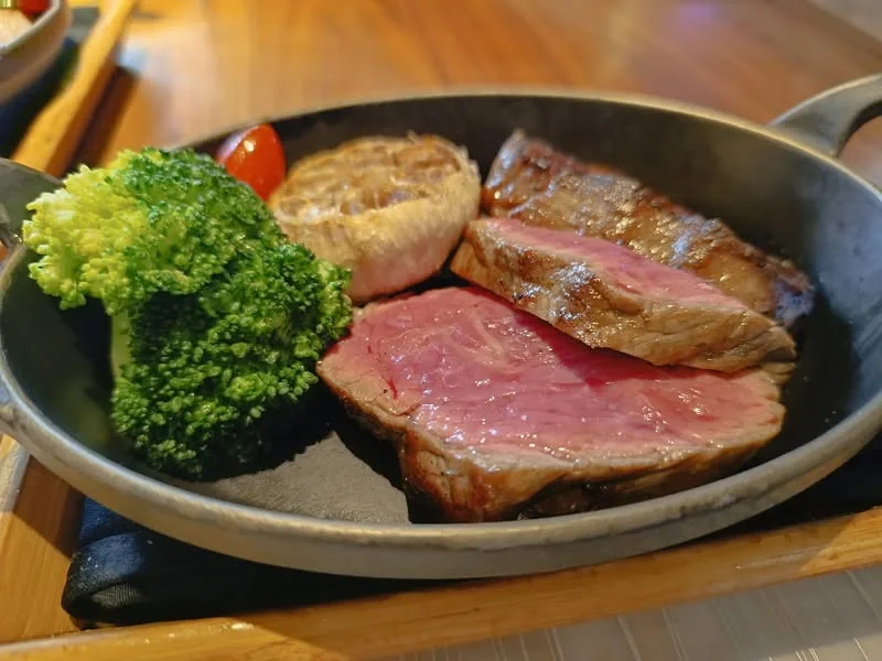 台北 市政府站 艾朋牛排餐酒館