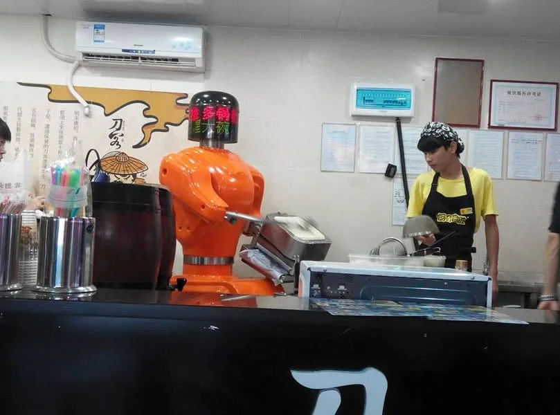 深圳 東門老街 刀客 機器人刀削麵