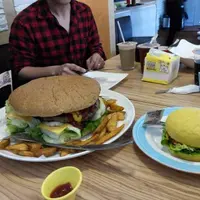 台中 雙魚二次方 巨無霸漢堡